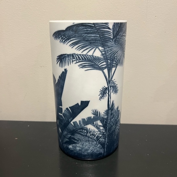 Blue and white cylinder vase - Picture 3 of 5